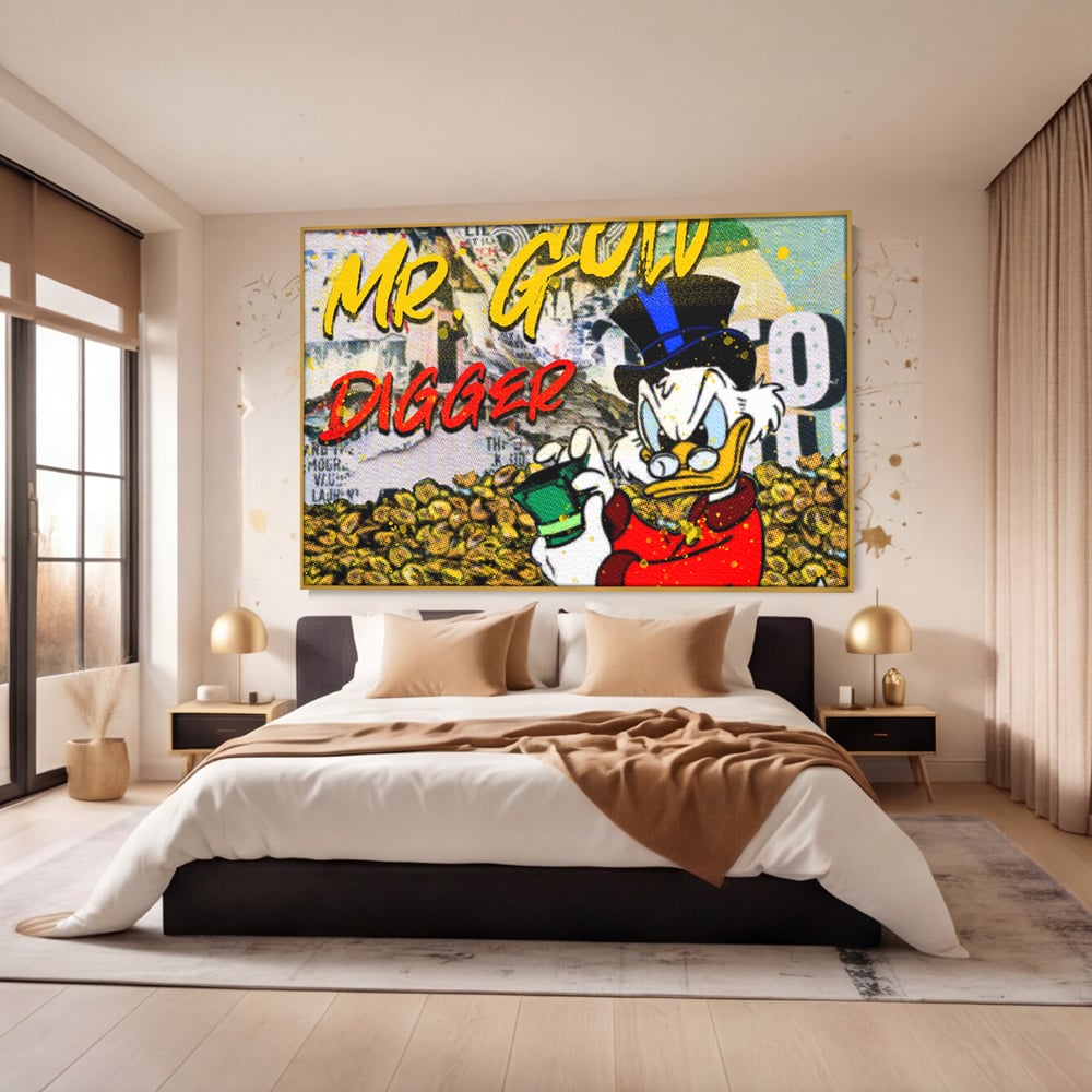 Tablou canvas cu tablou canvas cu scrooge mcduck si bani, in rama de aluminiu auriu, pe perete intr-un dormitor